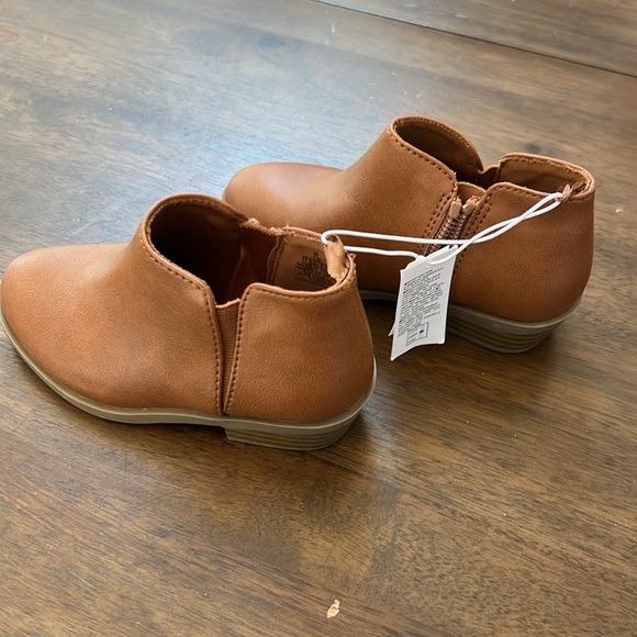 Old navy brown booties - toddler size 8 - Picture 2 of 6
